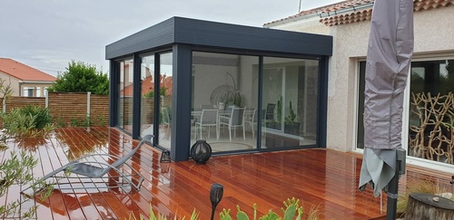 Véranda Technal avec toiture Espace Lounge réalisée par Les Ateliers Christian Perret